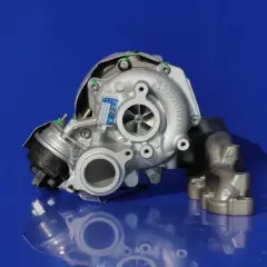 Turbosprężarka samochodowa z widocznym zaworem upustowym na niebieskim tle.