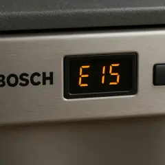 Wyświetlacz zmywarki Bosch pokazuje błąd E15.