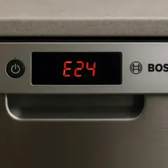 Wyświetlacz zmywarki Bosch pokazuje błąd E24. Czerwone cyfry E24 na czarnym tle, obok przycisku zasilania i logo Bosch.