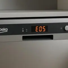Wyświetlacz zmywarki Beko pokazuje kod błędu E05. Dowiedz się, jak zresetować zmywarkę Beko, gdy pojawi się ten komunikat.