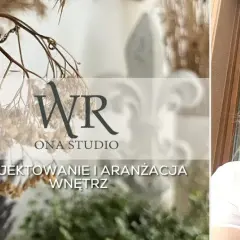Kobieta i logo studia projektowego WR ONA STUDIO, z napisem "Projektowanie i aranżacja wnętrz".