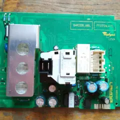 Płyta sterująca pralki Whirlpool, potencjalnie z błędem F08. Widoczne elementy to przekaźniki, kondensatory i radiator.