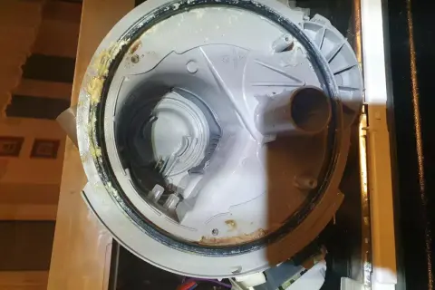Wnętrze zmywarki Siemens z widocznym osadem i uszczelką, prawdopodobnie przyczyna błędu E15.