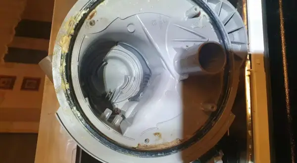 Wnętrze zmywarki Siemens z widocznym osadem i uszczelką, prawdopodobnie przyczyna błędu E15.