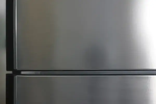 Chłodziarka Gorenje, znana z nowoczesnego designu i funkcjonalności, prezentuje się elegancko w stalowym wykończeniu.